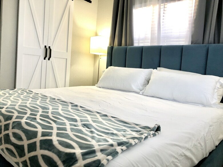 2701 � Luxury Lakefront Unit With Pool Views