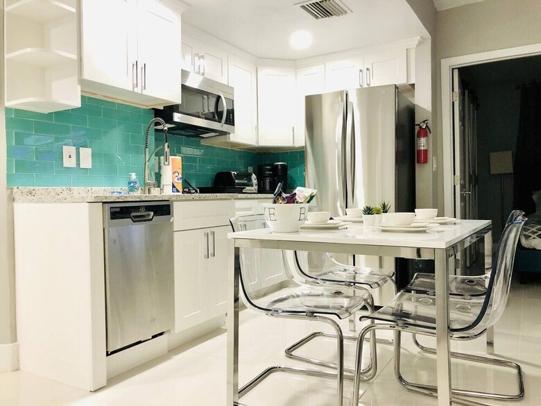 2701 � Luxury Lakefront Unit With Pool Views