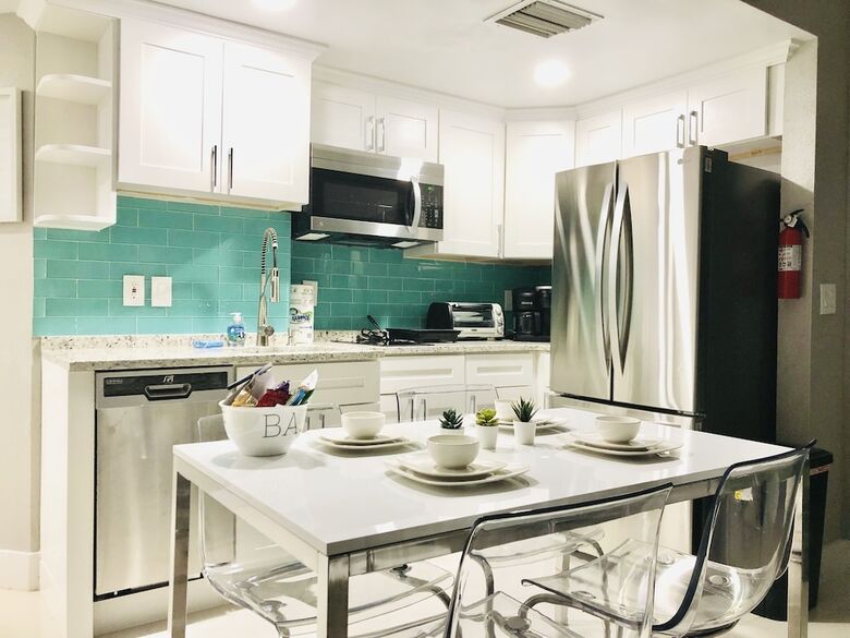 2701 � Luxury Lakefront Unit With Pool Views