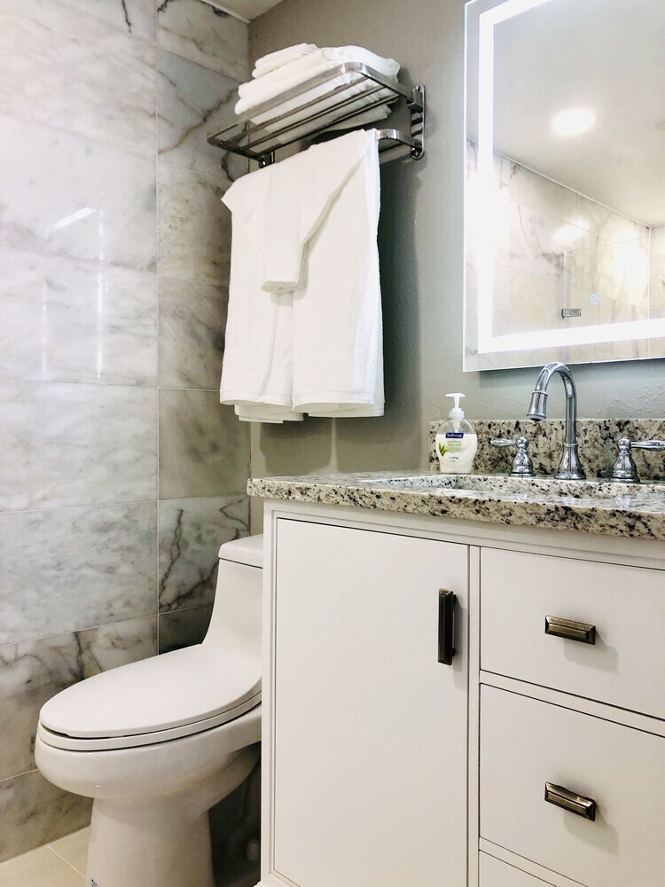2701 � Luxury Lakefront Unit With Pool Views