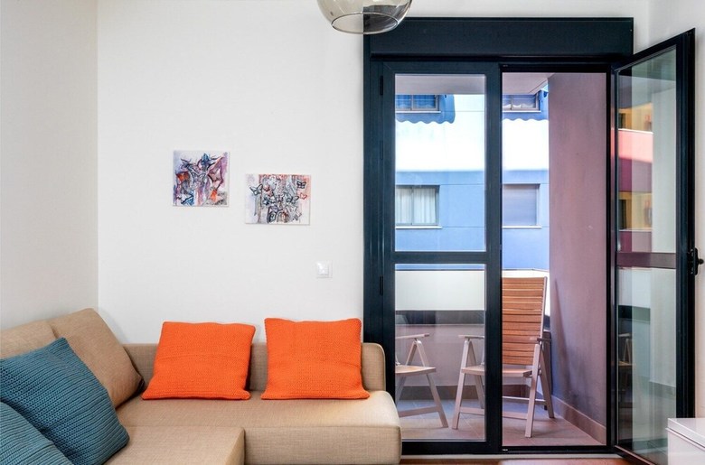 Central And Beachfront Apartment With Balcony Ref 131
