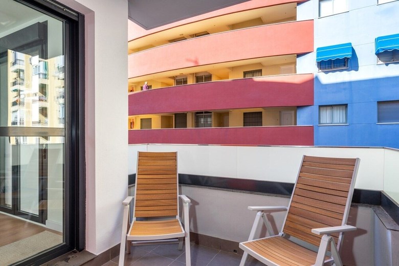 Central And Beachfront Apartment With Balcony Ref 131