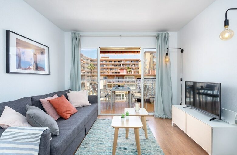 Delightful Apartment On The First Shoreline Ref 141