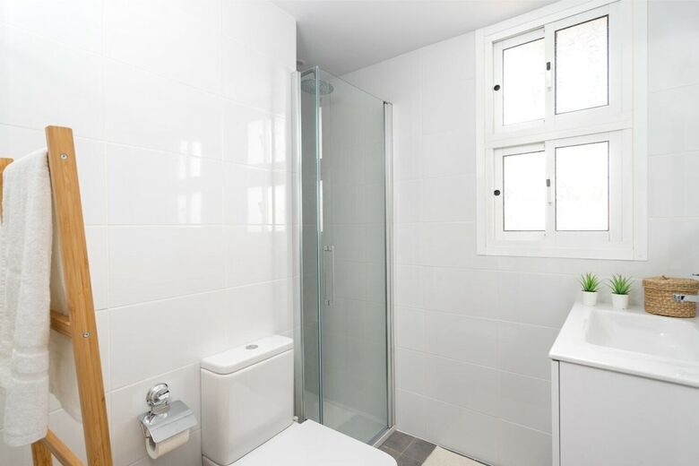 Delightful Apartment On The First Shoreline Ref 141
