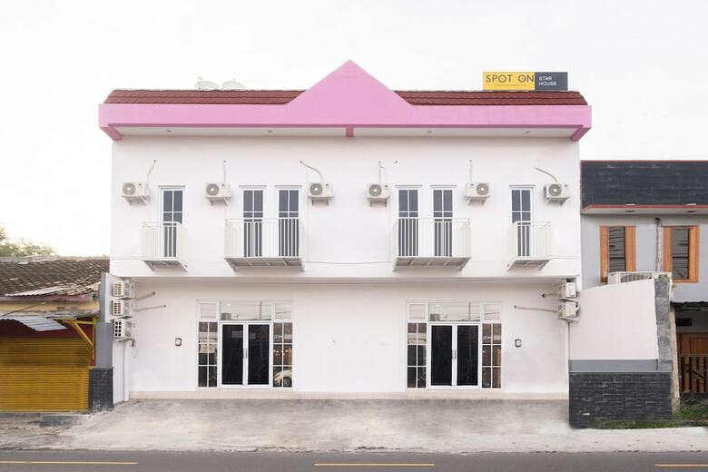 Hostal Oyo 2296 Star House