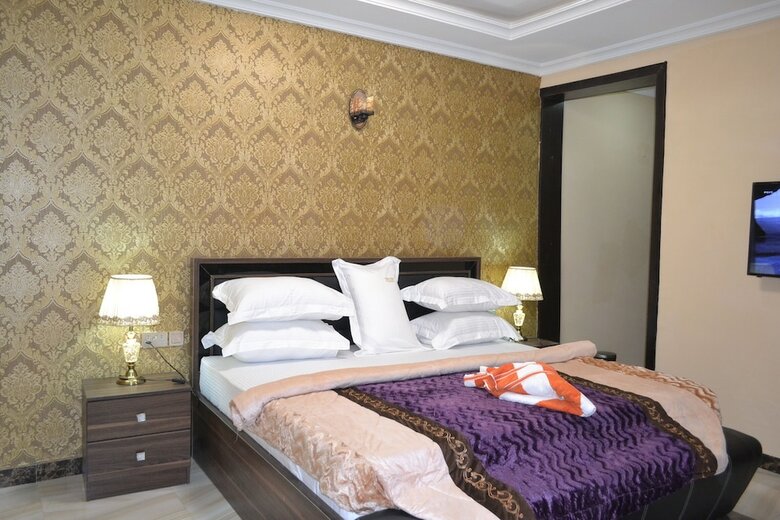 Peace Hotel And Suites