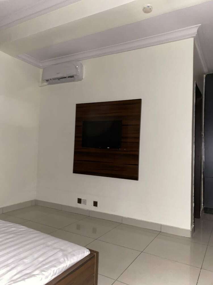 Posh Hotel And Suites