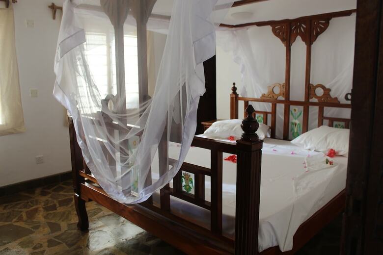 Bed & Breakfast Makini House