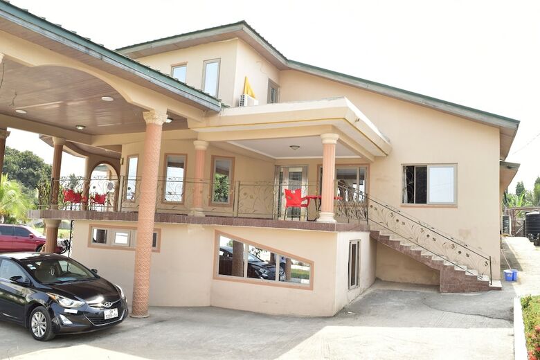 Hotel Chrisma Courts
