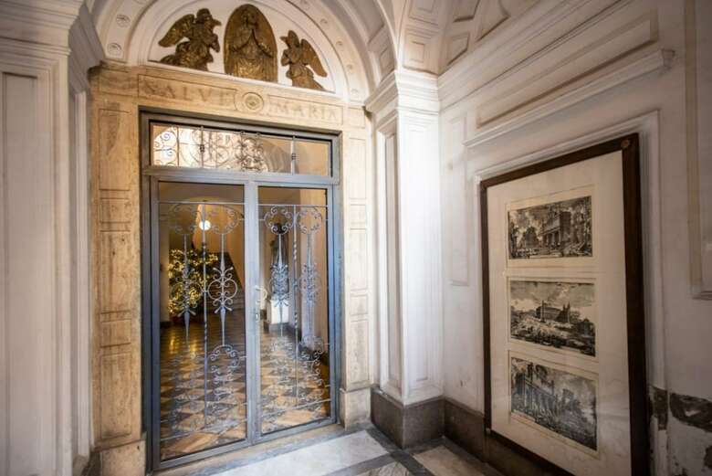 Trevi Fountain Superior 3 Bdr Apartment