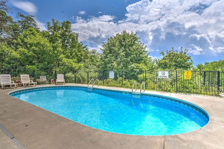 Smoky Mountains 5br 5ba Poolside Chalet
