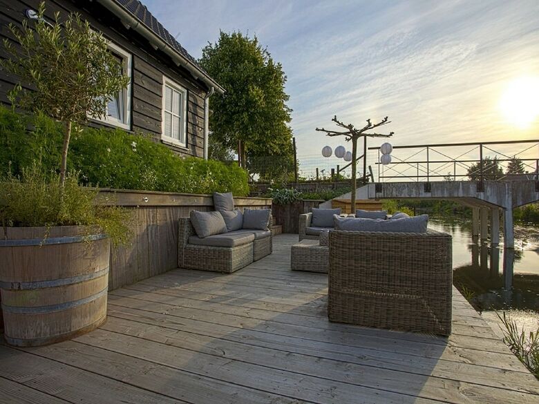 Gorgeous Riverside Chalet In Cothen