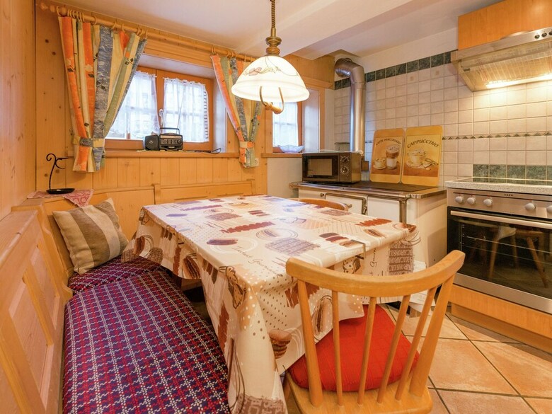 Gorgeous Chalet With Sauna In K�nigsleiten