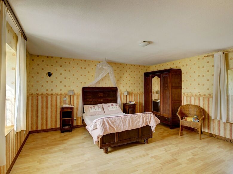 Quaint Holiday Home For 6 In Vanne