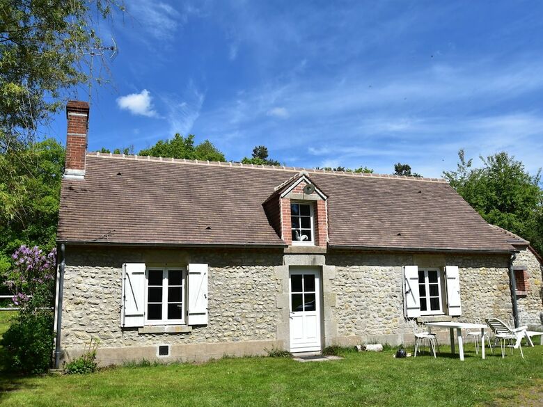 Unique Holiday Home With Pool In Combreux Centre