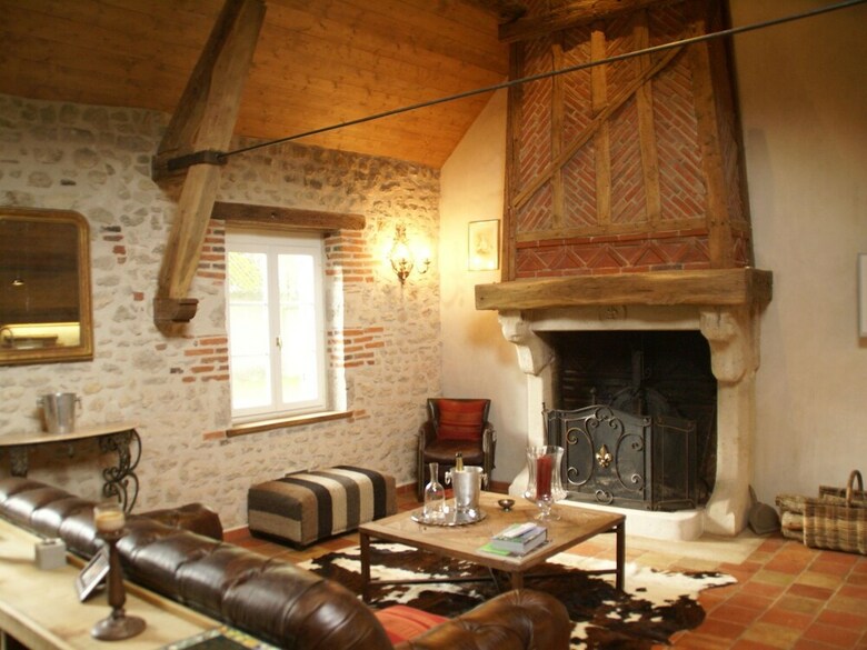Unique Holiday Home With Pool In Combreux Centre