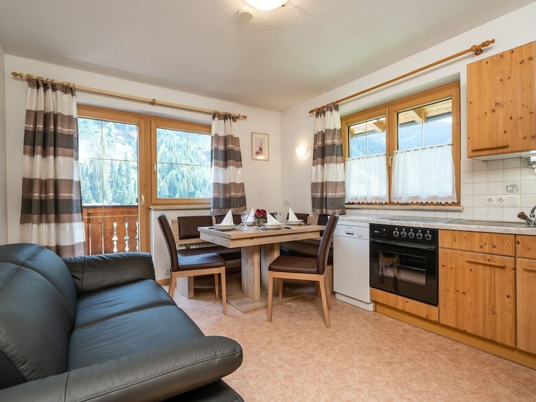 Spacious Apartment In Saalbach With Hill View