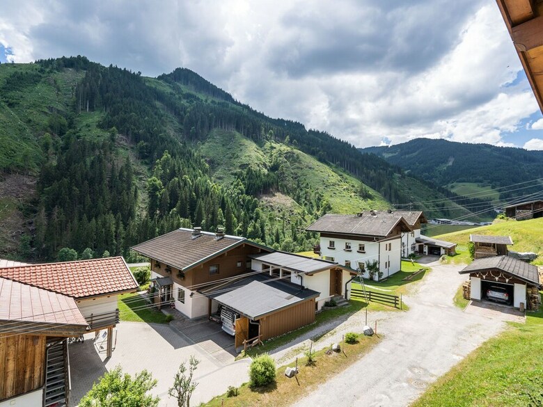 Spacious Apartment In Saalbach With Hill View