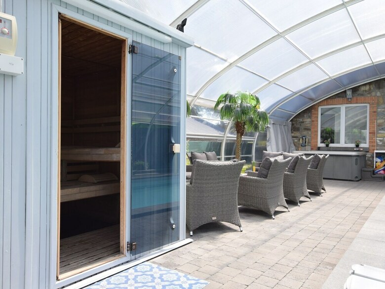 Pleasant Holiday Home With Sauna And Jacuzzi In Courtil
