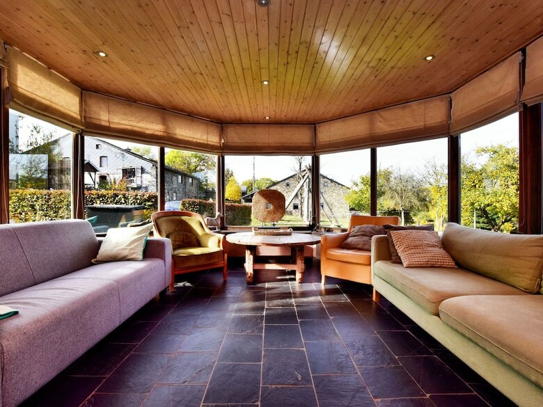 Rustic House With Large Garden And Conservatory