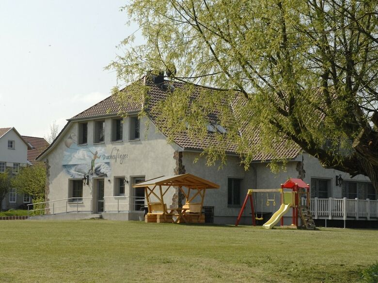 Beachside Apartment In Pepelow With Garden