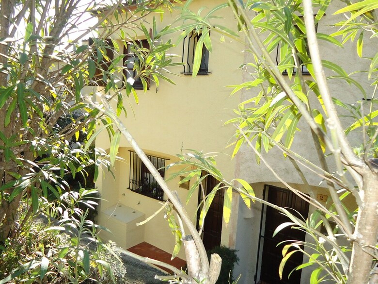 Nice House Divided Over Two Floors With A Communal Swimming Pool
