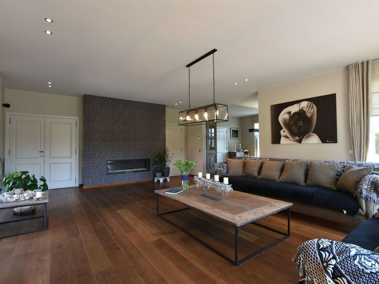 Beautiful Villa With Large Garden, Jacuzzi And Swimming Pond