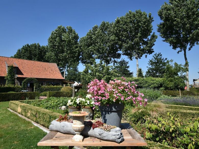 Beautiful Villa With Large Garden, Jacuzzi And Swimming Pond