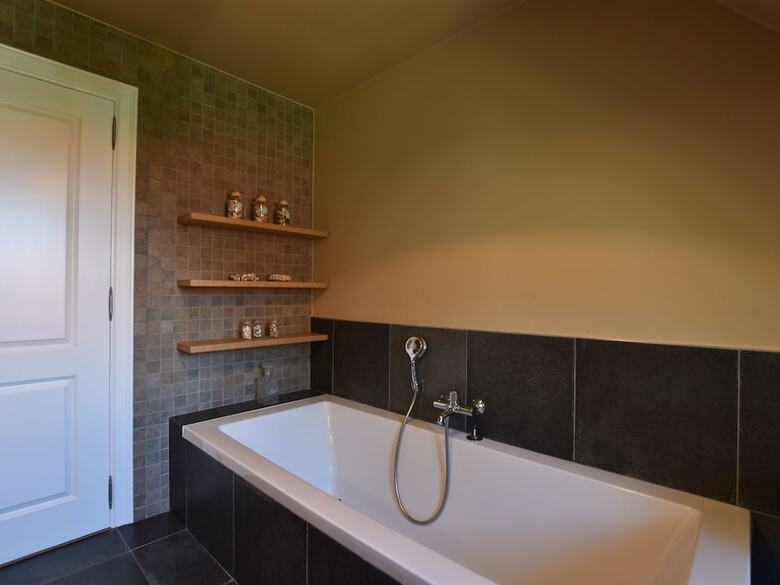 Beautiful Villa With Large Garden, Jacuzzi And Swimming Pond