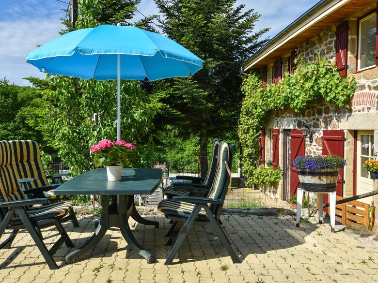 Alluring Holiday Home With Pool, Barbecue, Sun-loungers