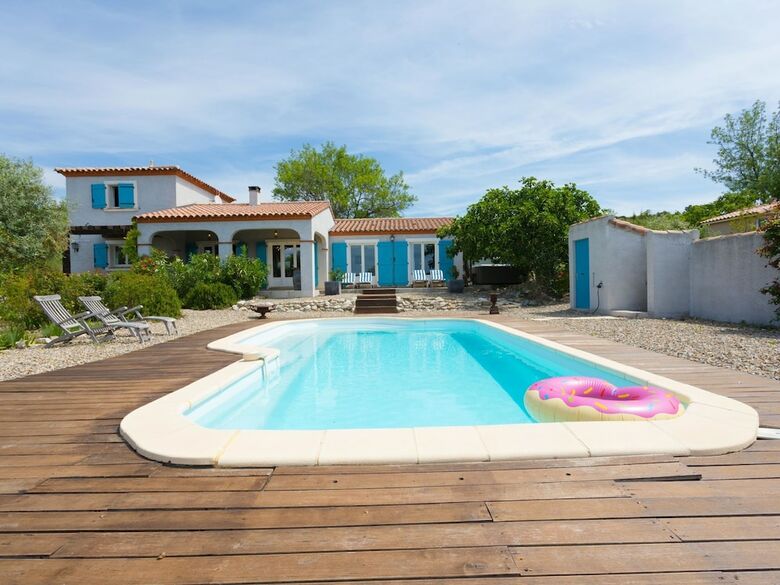 Spacious Villa With Private Swimming Pool And Jacuzzi