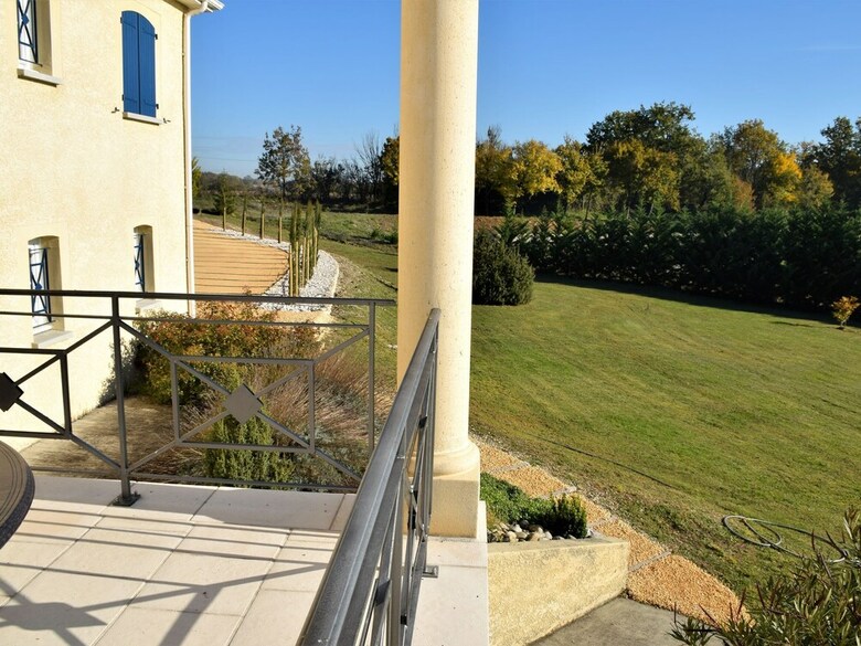 Cozy Holiday Home In Montaigu-de-quercy With Swimming Pool