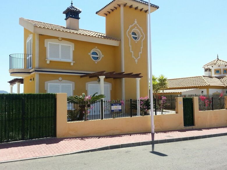 Gorgeous Villa In Mazarr�n Near The Sea