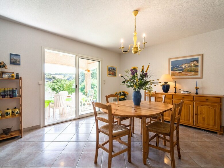 Spacious Villa In Roquebrun With Swimming Pool