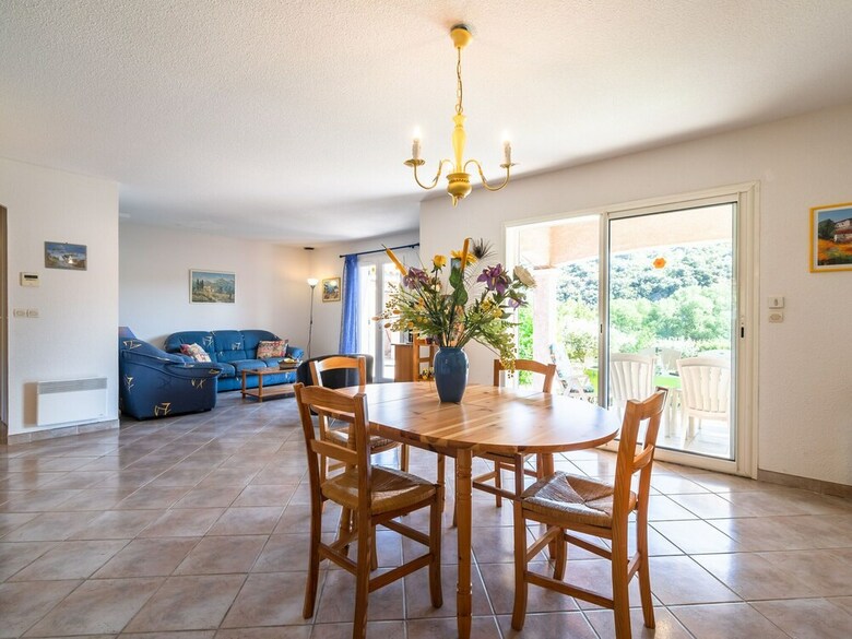 Spacious Villa In Roquebrun With Swimming Pool