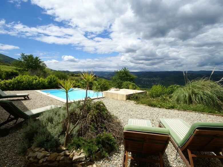 Luxurious Villa With Private Pool In Les Vans