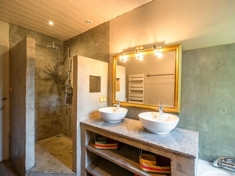 Villa Cozy Holiday Home In Saint-denis With Swimming Pool