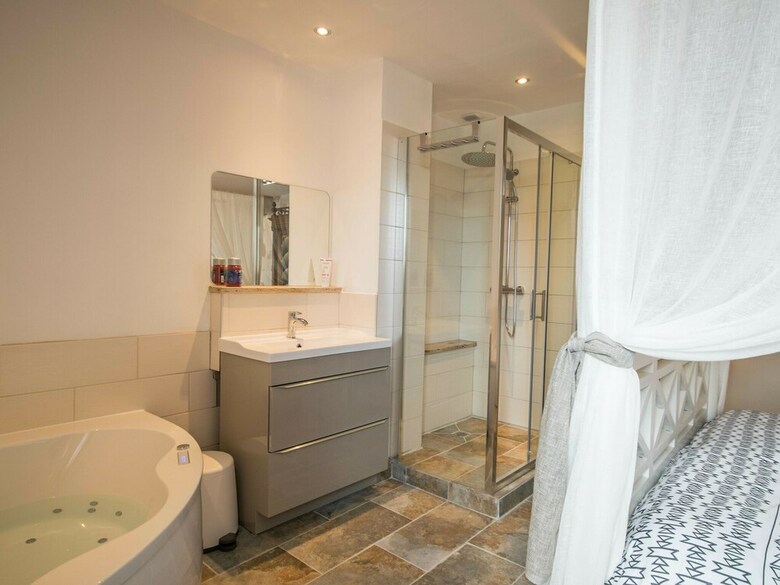 Fantastic Apartment With Whirlpool, Balcony, Deck-chairs