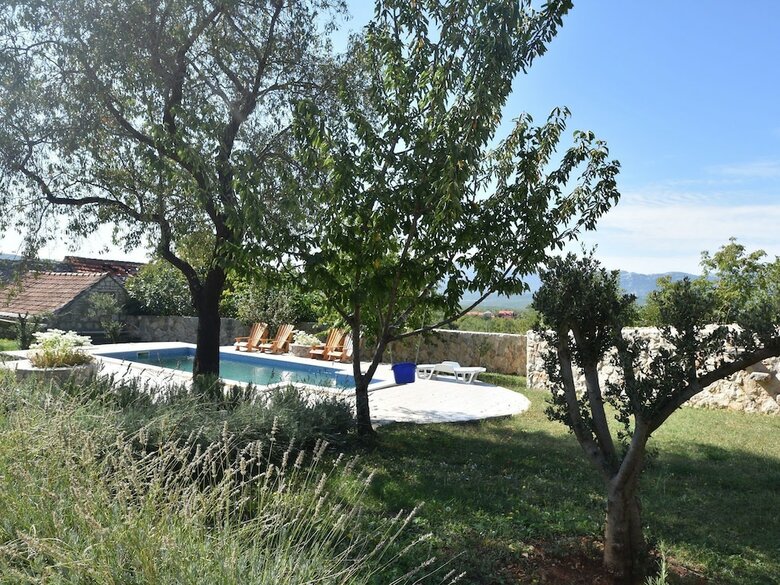 Luxurious Villa With Private Pool In Trilj, Dalmatia