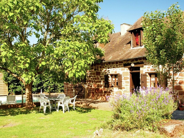 Peaceful Holiday Home In Teillots With Private Pool