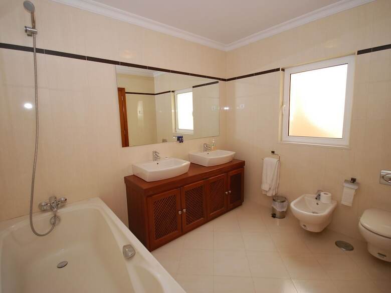 Lavish Villa In Albufeira With Private Swimming Pool