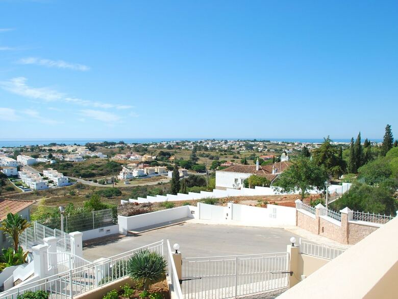 Lavish Villa In Albufeira With Private Swimming Pool