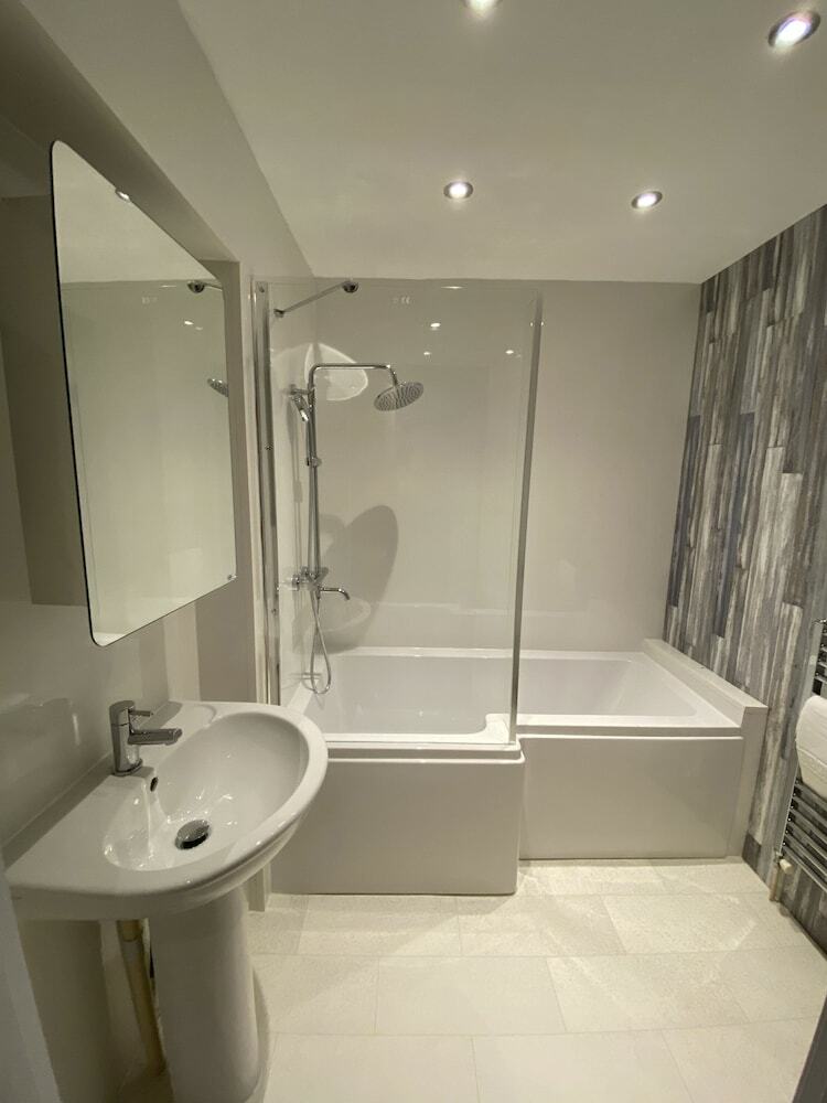 Aaron Wise - 17 Fitzhamon Apartments