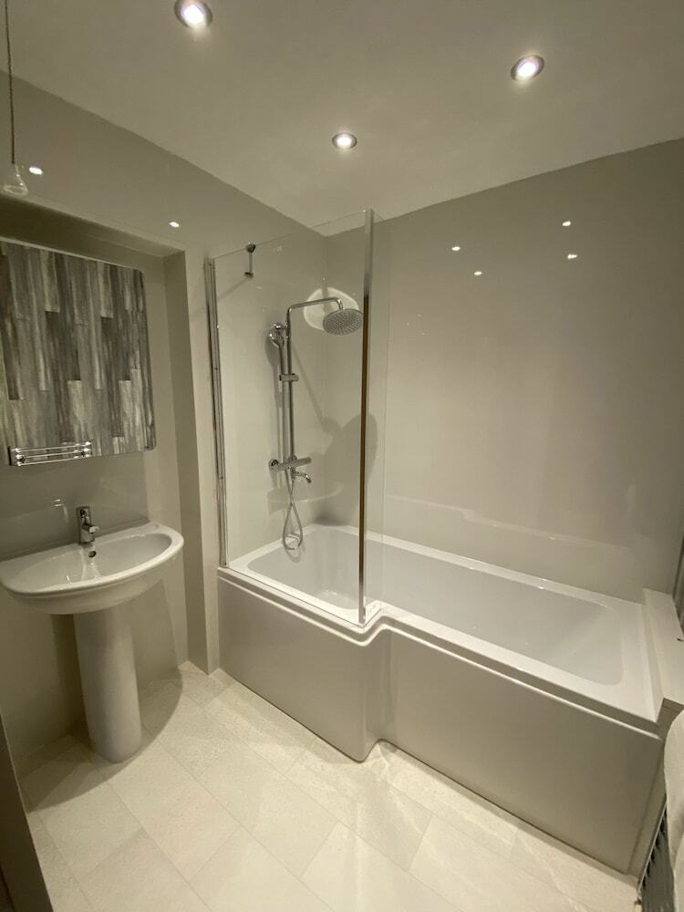 Aaron Wise - 17 Fitzhamon Apartments