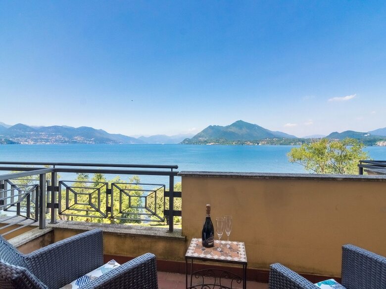 Nice Appartment With Terrace And Stunning Lake View