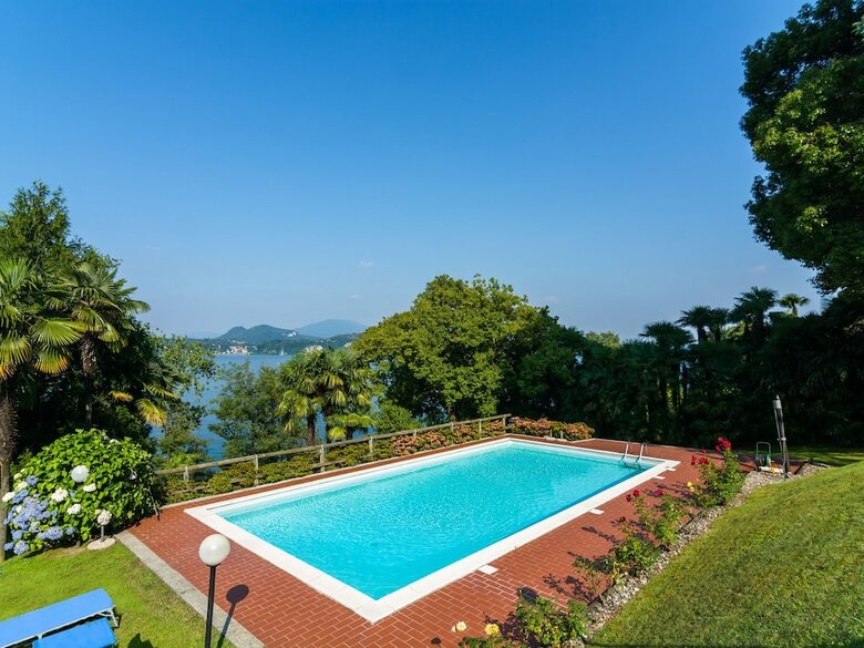 Nice Appartment With Terrace And Stunning Lake View