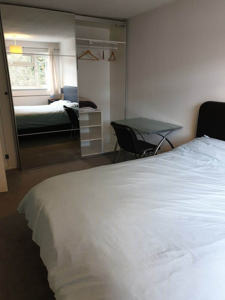Hotel Corporate Large Modern 3 Bedroom House