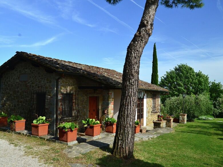 Spacious Cottage With Pool In Arezzo Italy