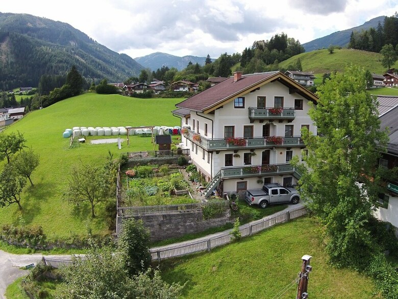 Spacious Apartment In Neukirchen Am Gro�venediger With Pool