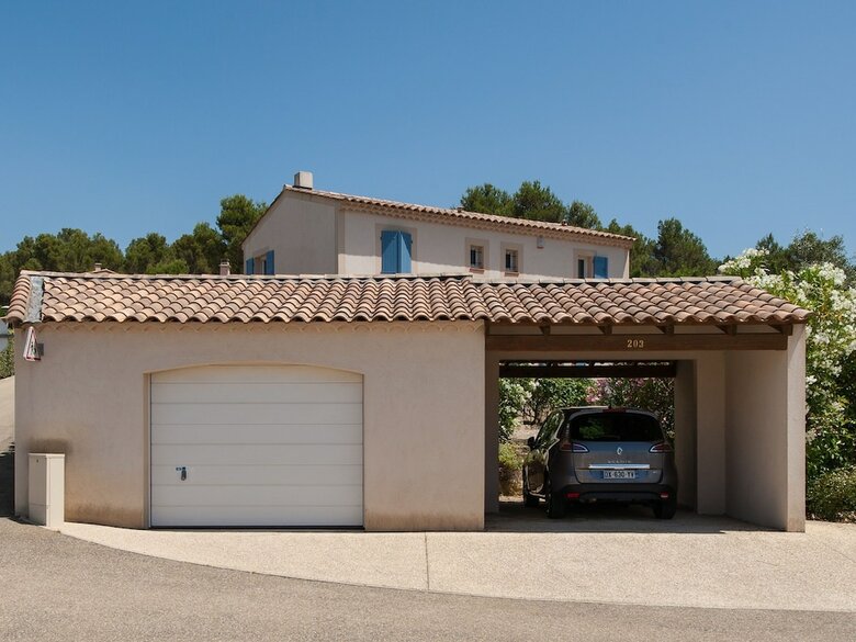 Modern Villa In Saumane-de-vaucluse With Swimming Pool